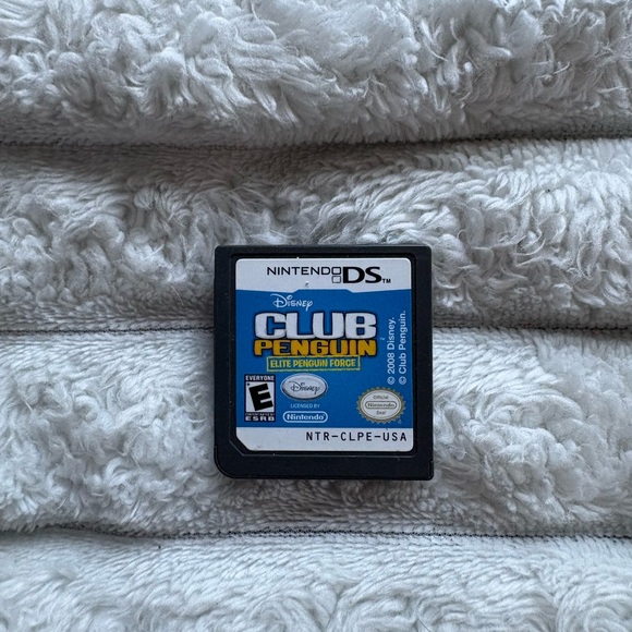 Disney Club Penguin Game Card for Nintendo DS - Black - Picture 1 of 2